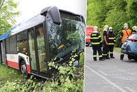 Srážka autobusu s autem u Podolanky v Praze-východ! Několik zraněných, pro řidiče osobáku letěl vrtulník