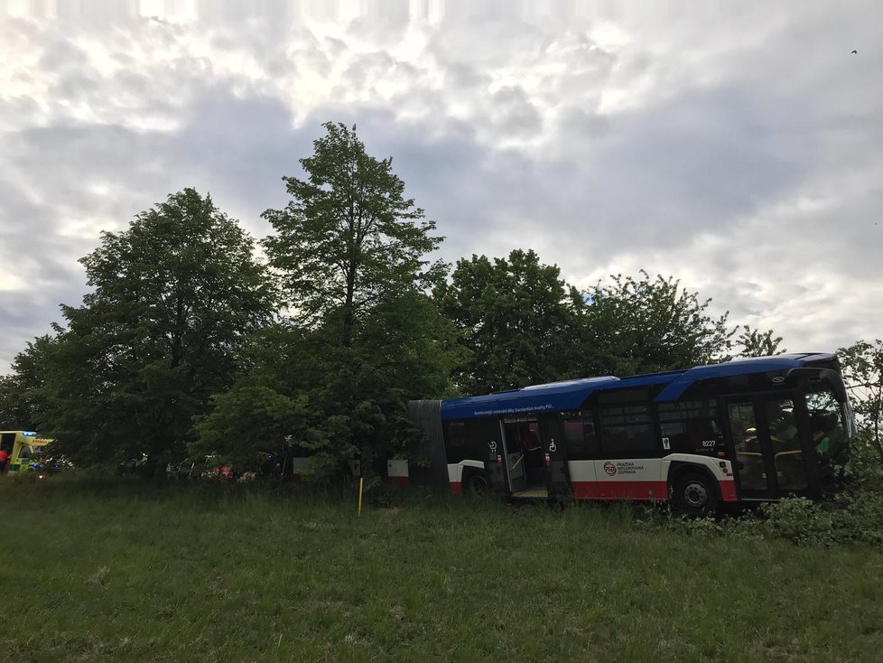 U obce Podolanka se v úterý odpoledne stala vážná dopravní nehoda. Vážně zraněného řidiče osobáku museli transportovat letecky do nemocnice.