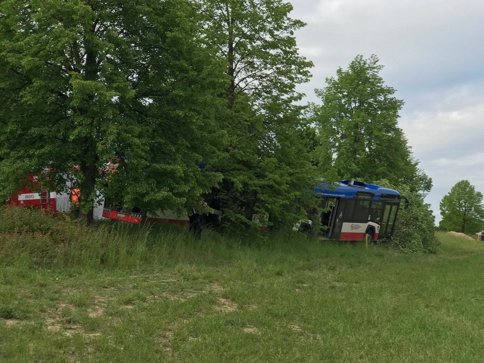 U obce Podolanka se v úterý odpoledne stala vážná dopravní nehoda. Vážně zraněného řidiče osobáku museli transportovat letecky do nemocnice.