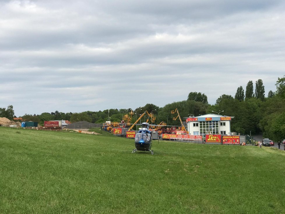 U obce Podolanka se v úterý odpoledne stala vážná dopravní nehoda. Vážně zraněného řidiče osobáku museli transportovat letecky do nemocnice.