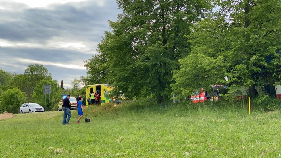 U obce Podolanka v Praze-východ došlo k dopravní nehodě. Vážně se zranil řidič osobáku.