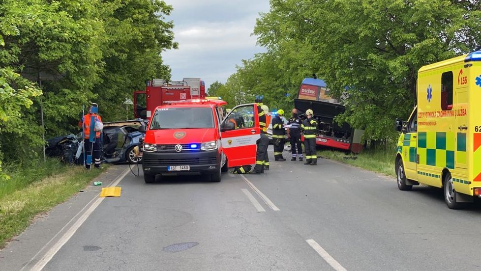 U obce Podolanka v Praze-východ došlo k dopravní nehodě. Vážně se zranil řidič osobáku.