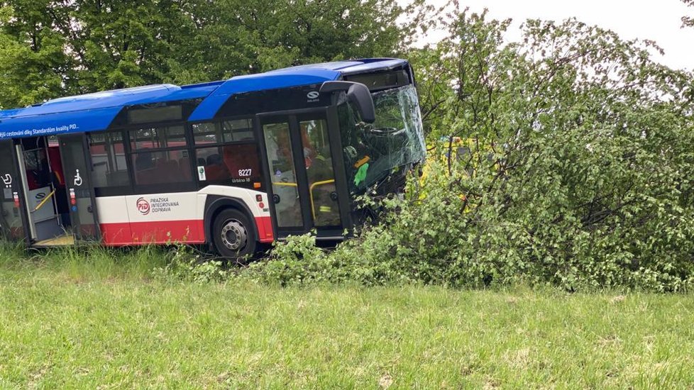 U obce Podolanka v Praze-východ došlo k dopravní nehodě. Vážně se zranil řidič osobáku.