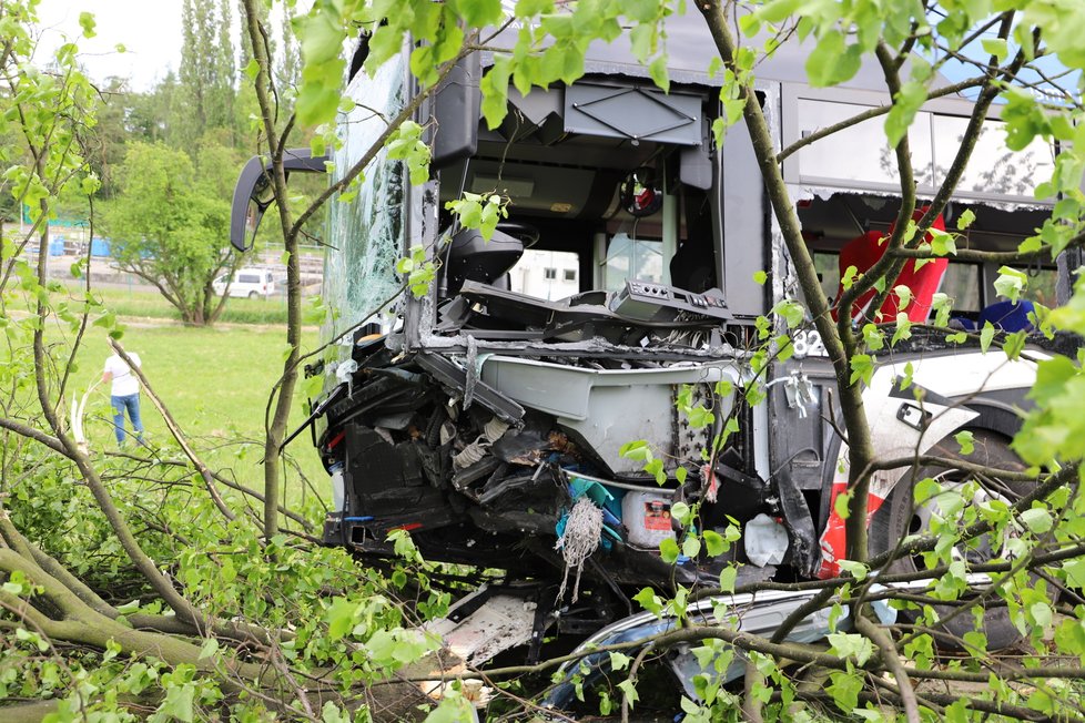 U obce Podolanka se srazil linkový autobus s osobním autem. Zranilo se několik osob, nejvážněji řidič osobního vozu, pro kterého letěl vrtulník.