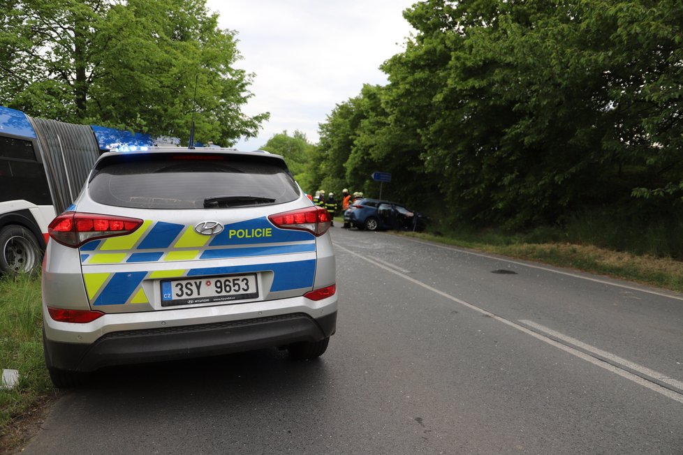 U obce Podolanka se srazil linkový autobus s osobním autem. Zranilo se několik osob, nejvážněji řidič osobního vozu, pro kterého letěl vrtulník.