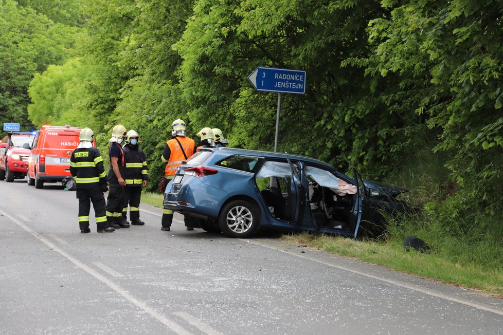 U obce Podolanka se srazil linkový autobus s osobním autem. Zranilo se několik osoby, nejvážněji řidič osobního vozu, pro kterého letěl vrtulník.