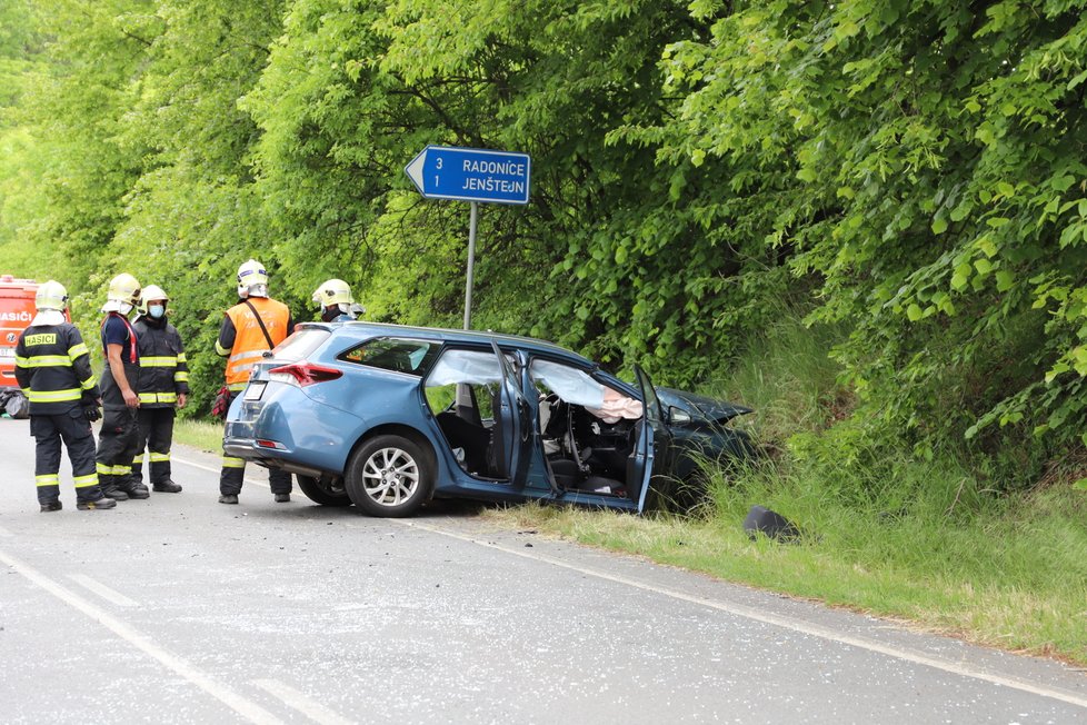 U obce Podolanka se srazil linkový autobus s osobním autem. Zranilo se několik osoby, nejvážněji řidič osobního vozu, pro kterého letěl vrtulník.