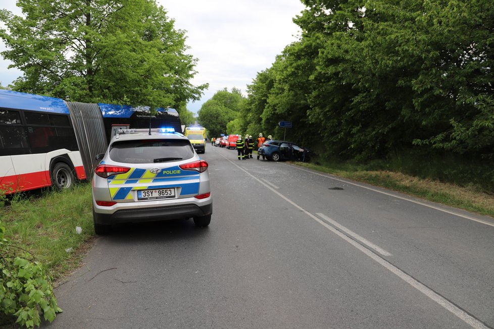 U obce Podolanka se srazil linkový autobus s osobním autem. Zranilo se několik osob, nejvážněji řidič osobního vozu, pro kterého letěl vrtulník.