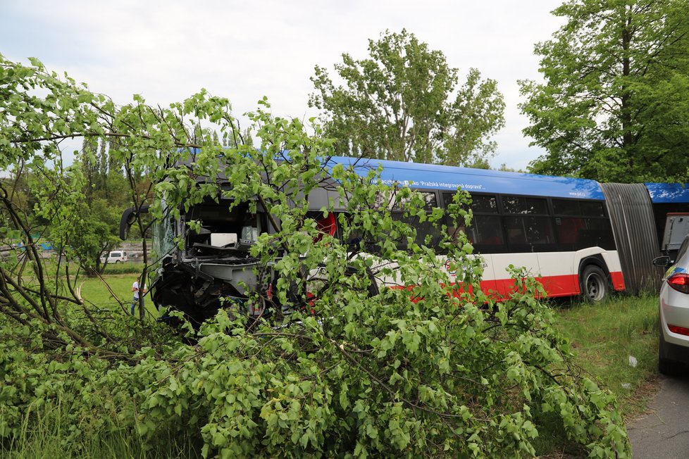 U obce Podolanka se srazil linkový autobus s osobním autem. Zranilo se několik osoby, nejvážněji řidič osobního vozu, pro kterého letěl vrtulník.