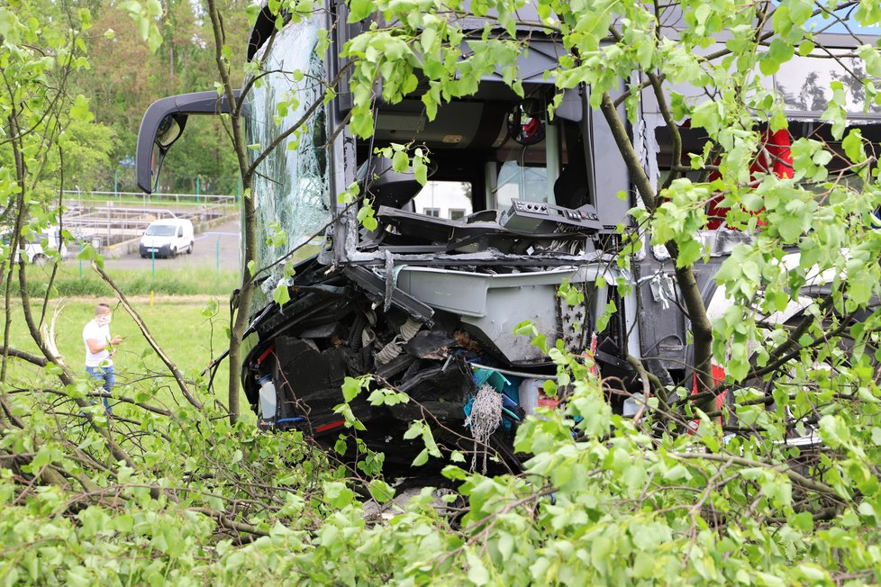 U obce Podolanka se srazil linkový autobus s osobním autem. Zranilo se několik osoby, nejvážněji řidič osobního vozu, pro kterého letěl vrtulník.