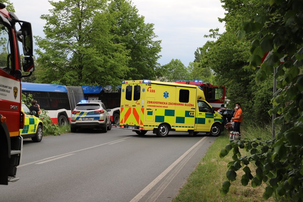 U obce Podolanka se srazil linkový autobus s osobním autem. Zranilo se několik osoby, nejvážněji řidič osobního vozu, pro kterého letěl vrtulník.