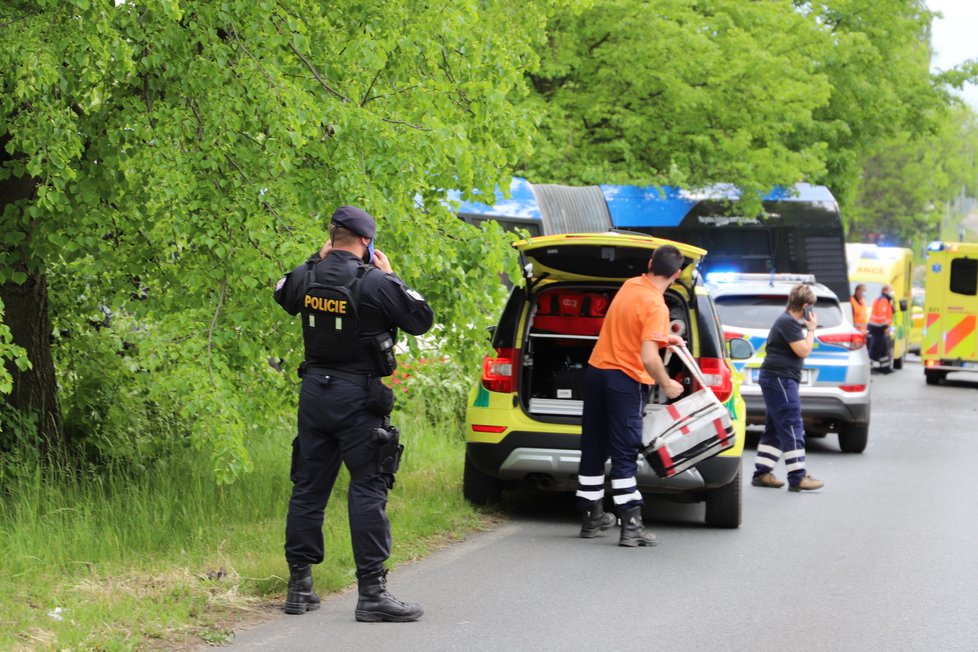 U obce Podolanka se srazil linkový autobus s osobním autem. Zranilo se několik osoby, nejvážněji řidič osobního vozu, pro kterého letěl vrtulník.