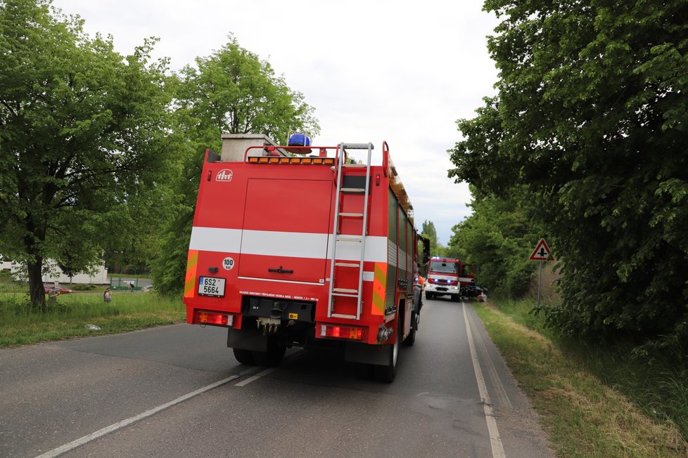 U obce Podolanka se srazil linkový autobus s osobním autem. Zranilo se několik osob, nejvážněji řidič osobního vozu, pro kterého letěl vrtulník.