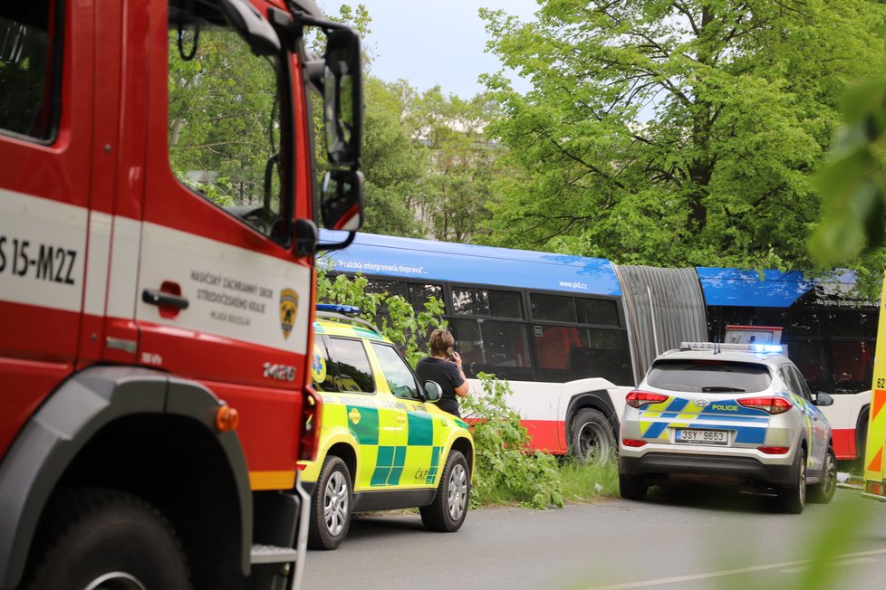 U obce Podolanka se srazil linkový autobus s osobním autem. Zranilo se několik osob, nejvážněji řidič osobního vozu, pro kterého letěl vrtulník.