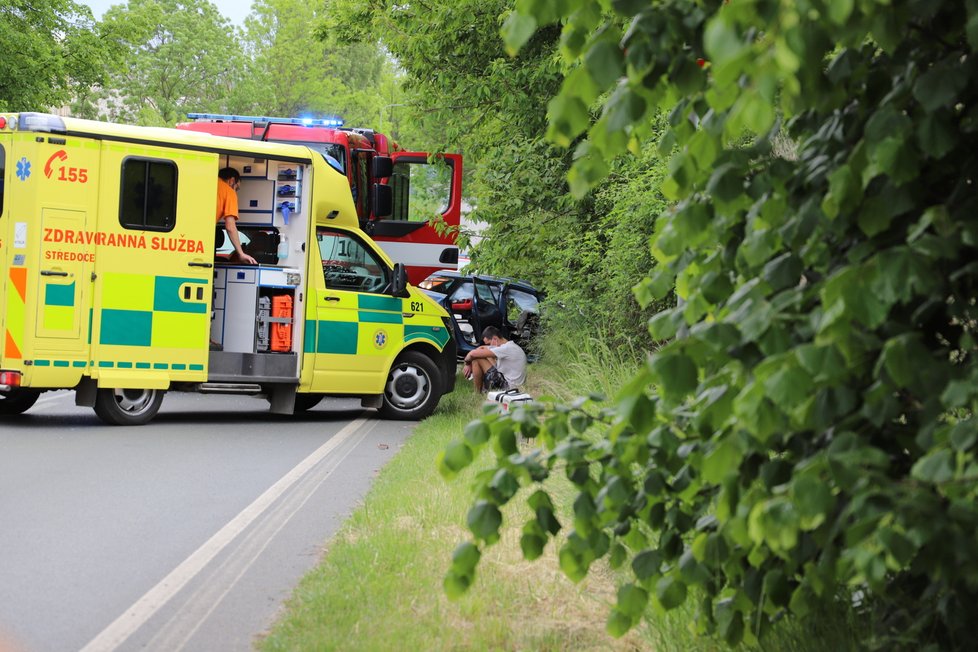 U obce Podolanka se srazil linkový autobus s osobním autem. Zranilo se několik osoby, nejvážněji řidič osobního vozu, pro kterého letěl vrtulník.