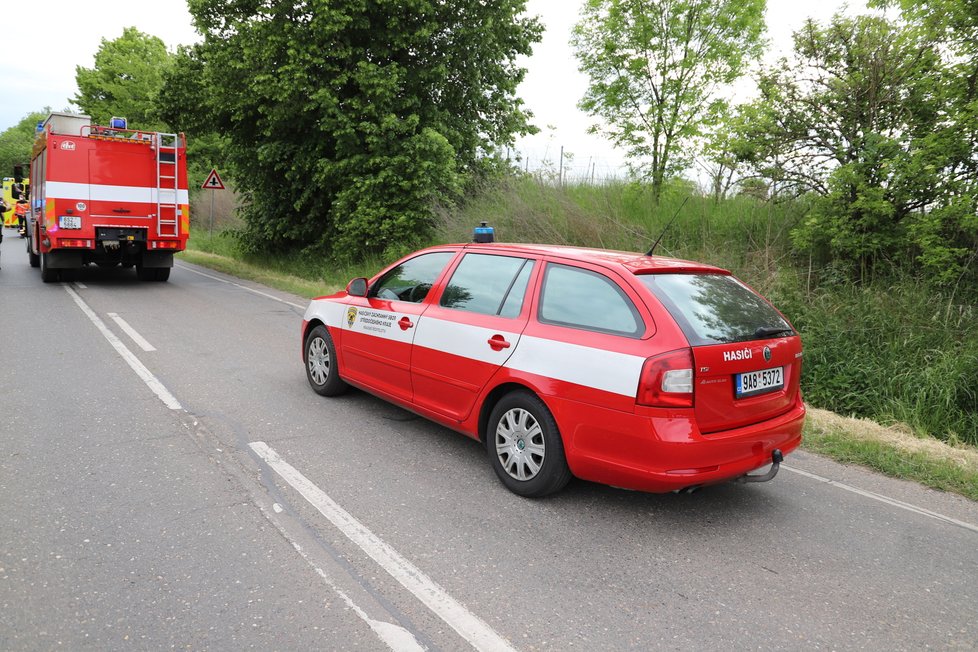 U obce Podolanka se srazil linkový autobus s osobním autem. Zranilo se několik osoby, nejvážněji řidič osobního vozu, pro kterého letěl vrtulník.