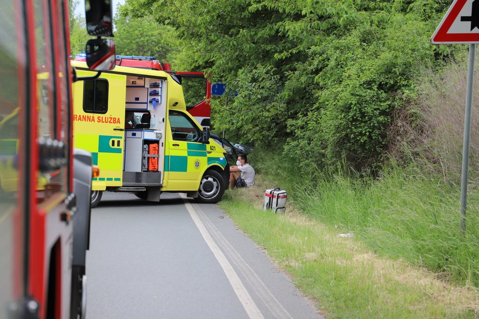 U obce Podolanka se srazil linkový autobus s osobním autem. Zranilo se několik osoby, nejvážněji řidič osobního vozu, pro kterého letěl vrtulník.