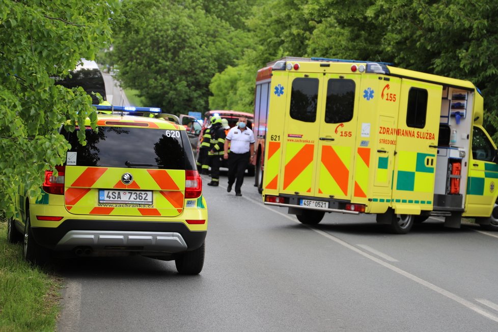 U obce Podolanka se srazil linkový autobus s osobním autem. Zranilo se několik osoby, nejvážněji řidič osobního vozu, pro kterého letěl vrtulník.