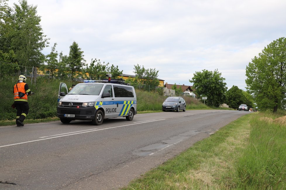 U obce Podolanka se srazil linkový autobus s osobním autem. Zranilo se několik osob, nejvážněji řidič osobního vozu, pro kterého letěl vrtulník.