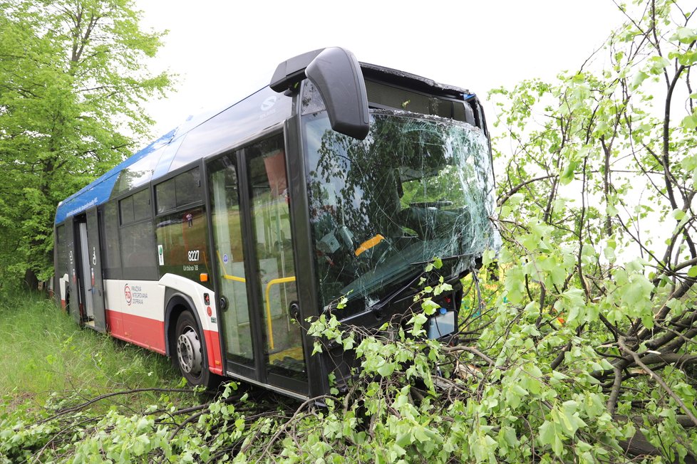 U obce Podolanka se srazil linkový autobus s osobním autem. Zranilo se několik osoby, nejvážněji řidič osobního vozu, pro kterého letěl vrtulník.