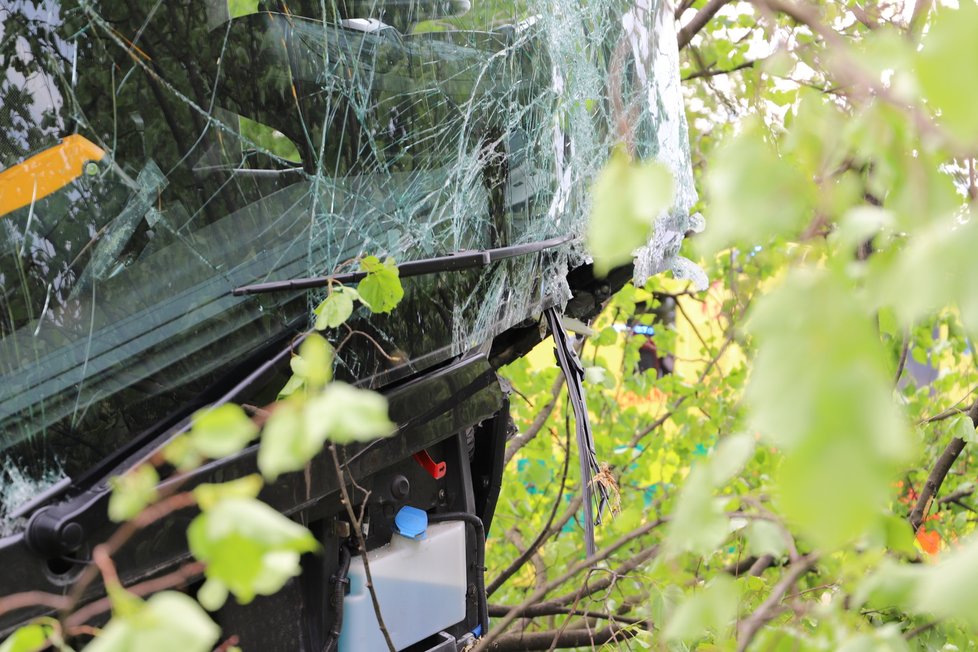 U obce Podolanka se srazil linkový autobus s osobním autem. Zranilo se několik osoby, nejvážněji řidič osobního vozu, pro kterého letěl vrtulník.