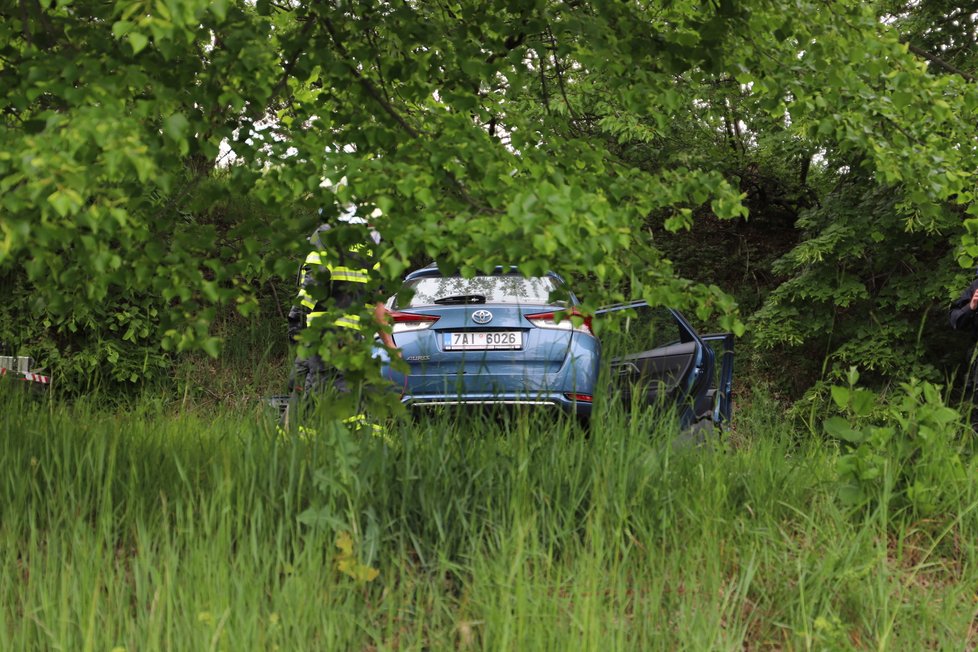 U obce Podolanka se srazil linkový autobus s osobním autem. Zranilo se několik osob, nejvážněji řidič osobního vozu, pro kterého letěl vrtulník.