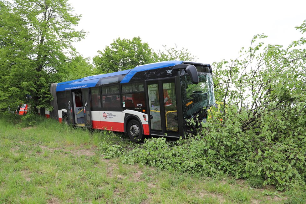 U obce Podolanka se srazil linkový autobus s osobním autem. Zranilo se několik osoby, nejvážněji řidič osobního vozu, pro kterého letěl vrtulník.