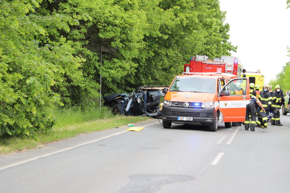 U obce Podolanka se srazil linkový autobus s osobním autem. Zranilo se několik osob, nejvážněji řidič osobního vozu, pro kterého letěl vrtulník.