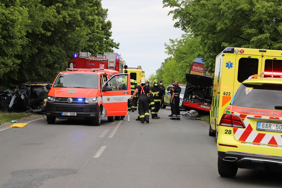 U obce Podolanka se srazil linkový autobus s osobním autem. Zranilo se několik osoby, nejvážněji řidič osobního vozu, pro kterého letěl vrtulník.