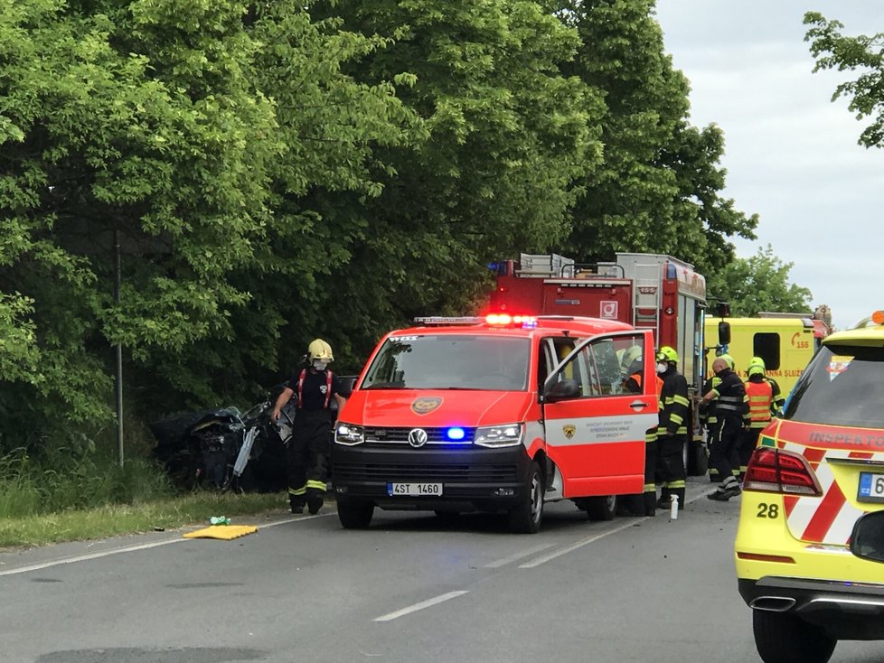 U obce Podolanka se srazil linkový autobus s osobním autem. Zranilo se několik osoby, nejvážněji řidič osobního vozu, pro kterého letěl vrtulník.