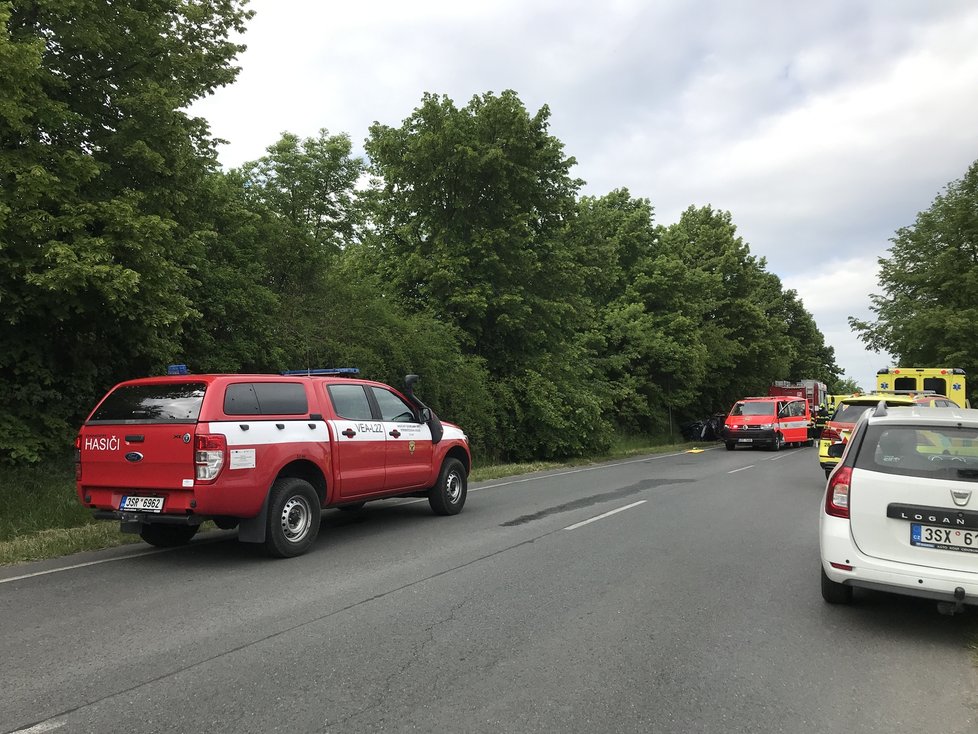 U obce Podolanka se srazil linkový autobus s osobním autem. Zranilo se několik osoby, nejvážněji řidič osobního vozu, pro kterého letěl vrtulník.