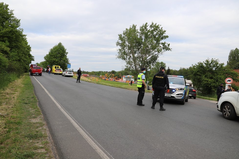 U obce Podolanka se srazil linkový autobus s osobním autem. Zranilo se několik osoby, nejvážněji řidič osobního vozu, pro kterého letěl vrtulník.