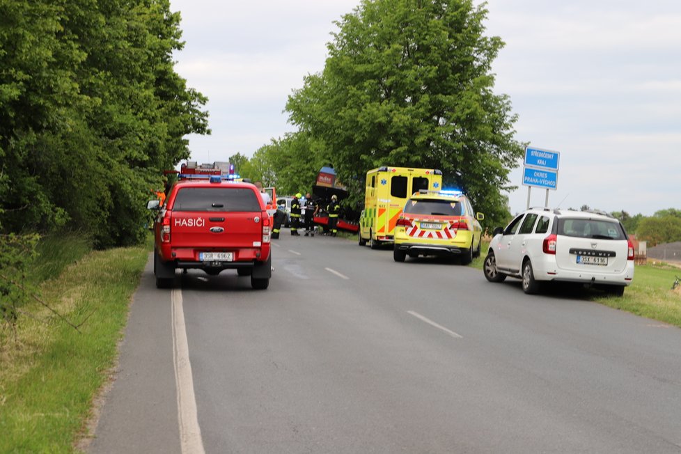 U obce Podolanka se srazil linkový autobus s osobním autem. Zranilo se několik osoby, nejvážněji řidič osobního vozu, pro kterého letěl vrtulník.