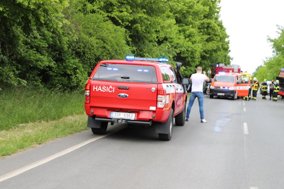 U obce Podolanka se srazil linkový autobus s osobním autem. Zranilo se několik osoby, nejvážněji řidič osobního vozu, pro kterého letěl vrtulník.