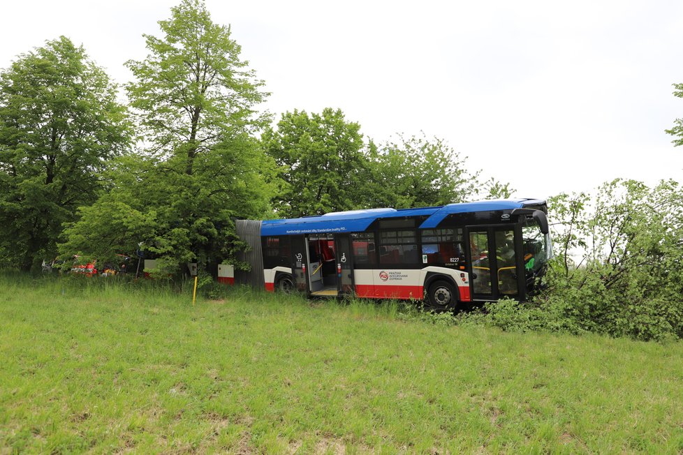 U obce Podolanka se srazil linkový autobus s osobním autem. Zranilo se několik osob, nejvážněji řidič osobního vozu, pro kterého letěl vrtulník.