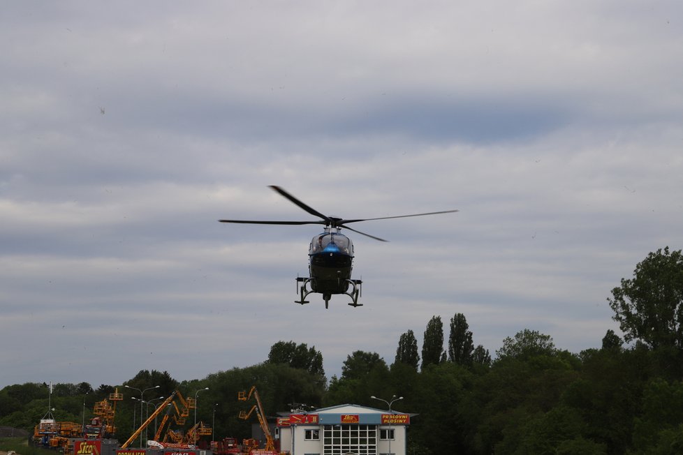 U obce Podolanka se srazil linkový autobus s osobním autem. Zranilo se několik osoby, nejvážněji řidič osobního vozu, pro kterého letěl vrtulník.