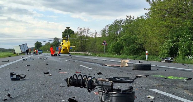 Těžká nehoda u Pohořelic: Spojnice Moravy s Vídní zůstala půl dne uzavřená