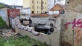 Vážná nehoda v Libni. Auto prorazilo zeď a skončilo na střeše