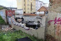 Vážná nehoda v Libni. Auto prorazilo zeď a skončilo na střeše