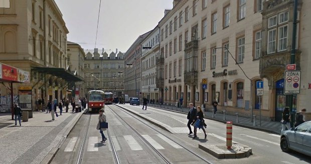 V noci před budovou Masarykova nádraží srazilo policejní auto dívku.