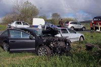 Na Plzeňsku se srazila čtyři auta: Tři lidé jsou zranění