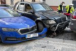 Opilý řidič v ulici V Horkách na Praze 4 naboural několik aut. Nadýchal 2,5 promile. 
