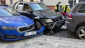 Opilý řidič v ulici V Horkách na Praze 4 naboural několik aut. Nadýchal 2,5 promile. 