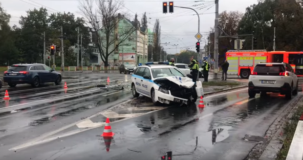 Strážník z nehody, při které vjel na červenou se zapnutým majákem do křižovatky v Otravě a srazil se s jiným autem, dostal podmínku a pokutu 30 tisíc.