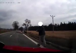 Řidič polského Superbu ujel na Liberecku od nehody, pátrá po něm policie.