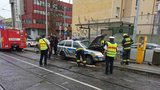 Cesta k případu se zkomplikovala: Policisté bourali v Praze na tramvajové zastávce