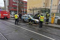 Cesta k případu se zkomplikovala: Policisté bourali v Praze na tramvajové zastávce