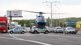 Vážná nehoda dvou aut u Prahy: Čelní náraz! Dva zranění, pro muže letěl vrtulník