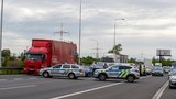 Hromadná nehoda na Kladensku: Srazila se dvě auta, motorka a autobus!