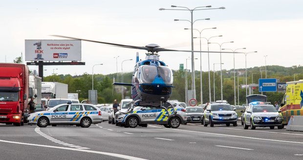 Hromadná nehoda osmi až deseti aut na D1 u Modletic! Těhotná žena skončila zaklíněná